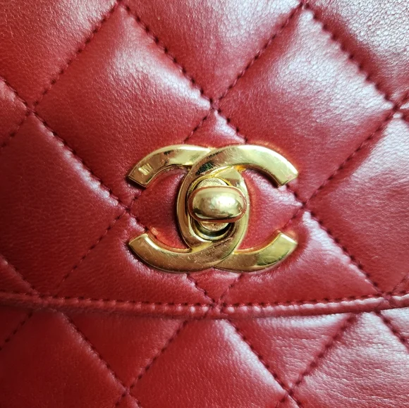 Authentic Chanel Red quilted Diana shoulder handbag - Picture 14 of 17